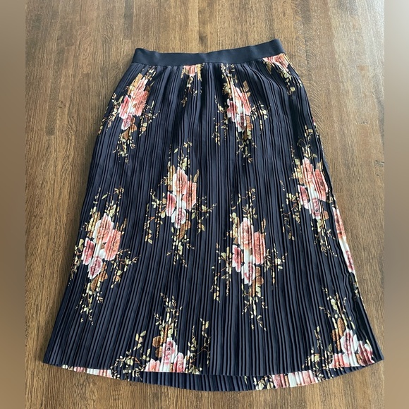 New Without Tags Skies Are Blue skirt - size M - Picture 1 of 6